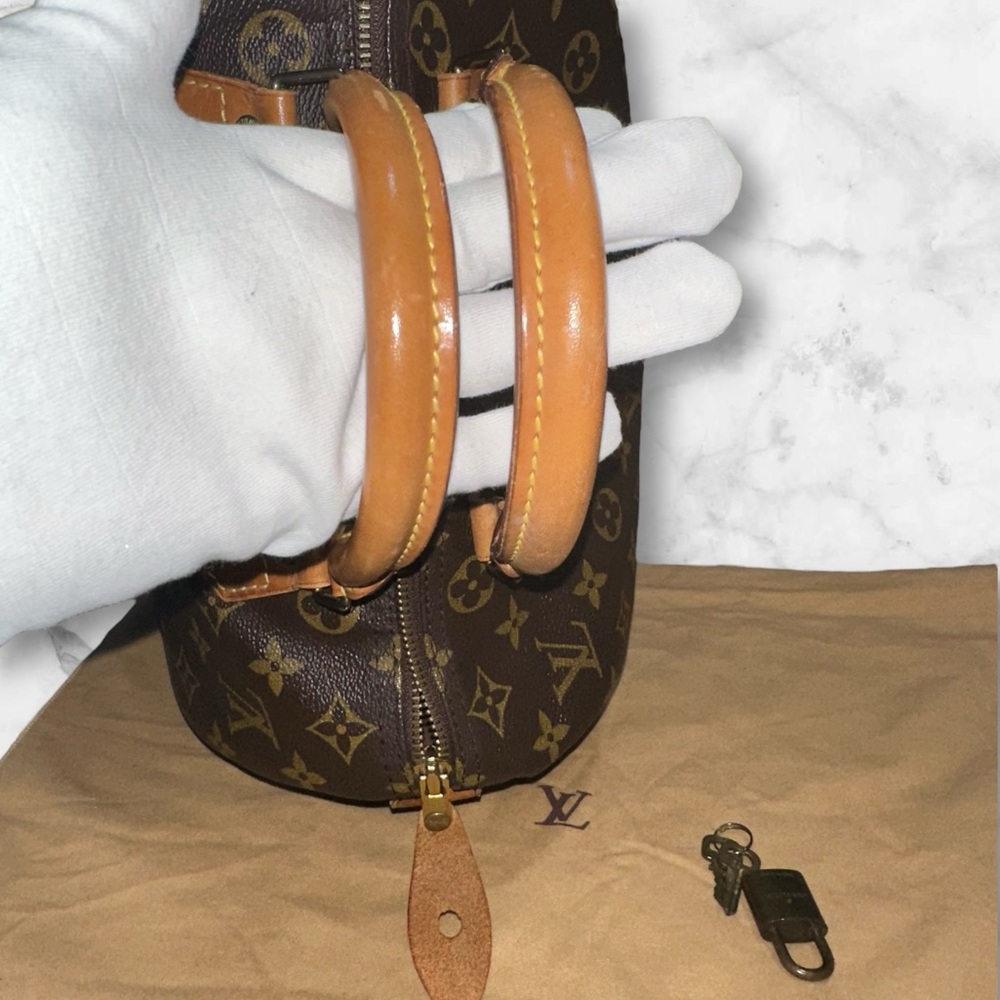 Authentic Louis Vuitton Vintage Monogram Speedy 30 - Picture 2 of 13